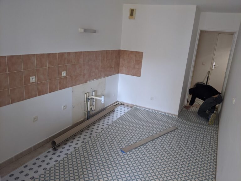 Travaux Marie mise en place du sol en vinyle dans la cuisine