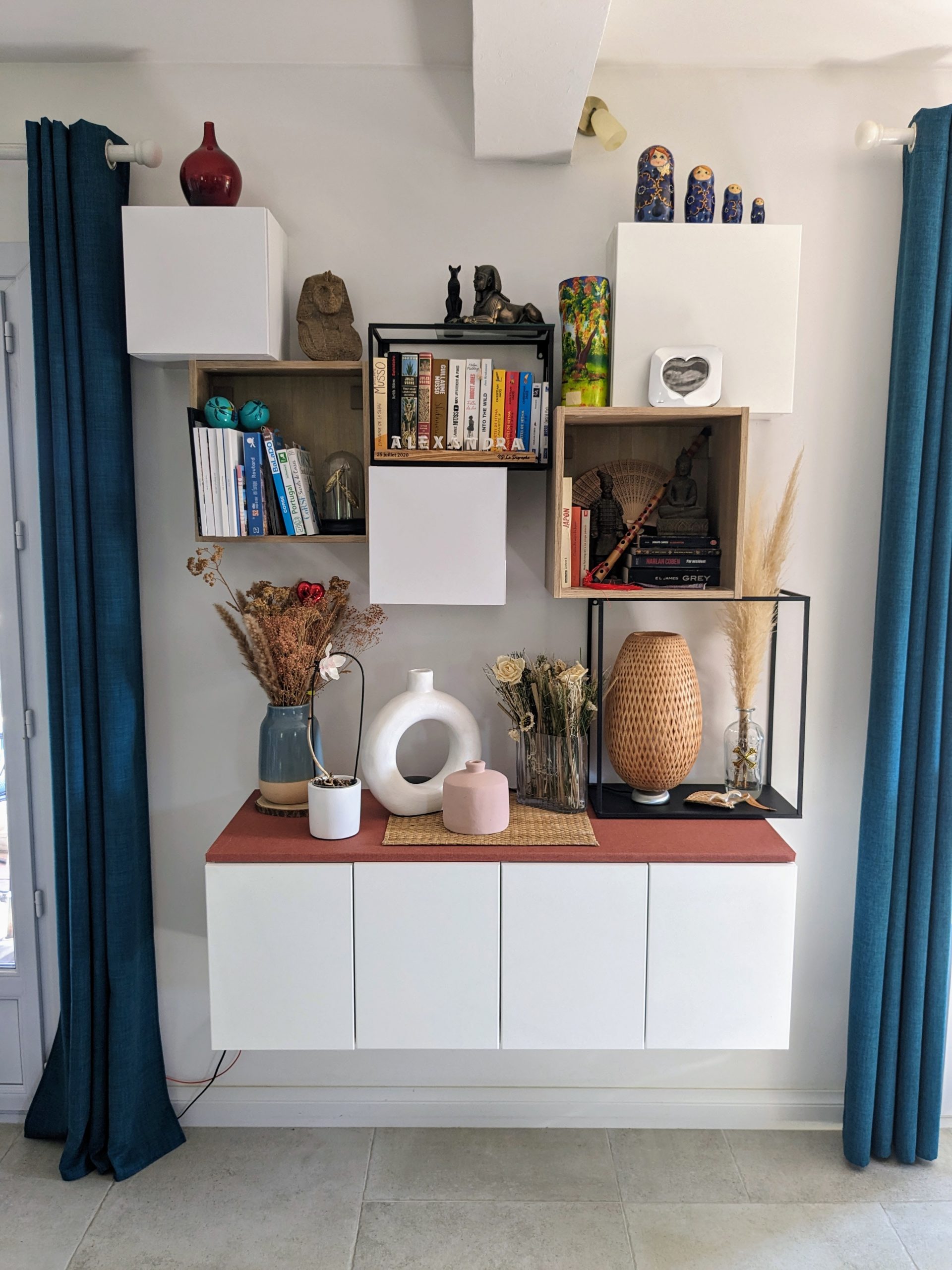 Création de rangements muraux dans un salon moderne